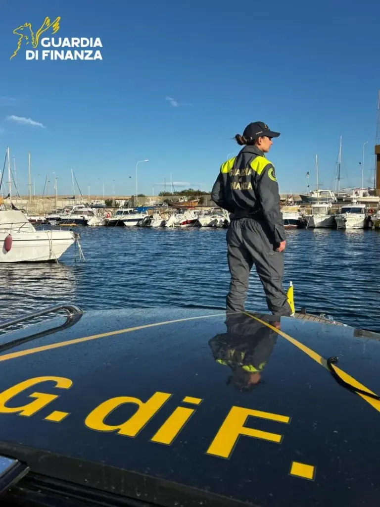 Pesca illegale nelle Egadi, peschereccio sorpreso nella notte: comandante denunciato