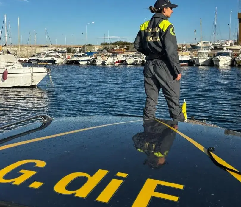 Pesca illegale nelle Egadi, peschereccio sorpreso nella notte: comandante denunciato