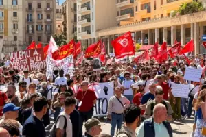 Capaci, Palermo in marcia per Falcone e Borsellino: “Fuori la mafia dallo Stato”