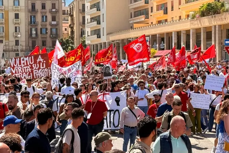 Capaci, Palermo in marcia per Falcone e Borsellino: “Fuori la mafia dallo Stato”