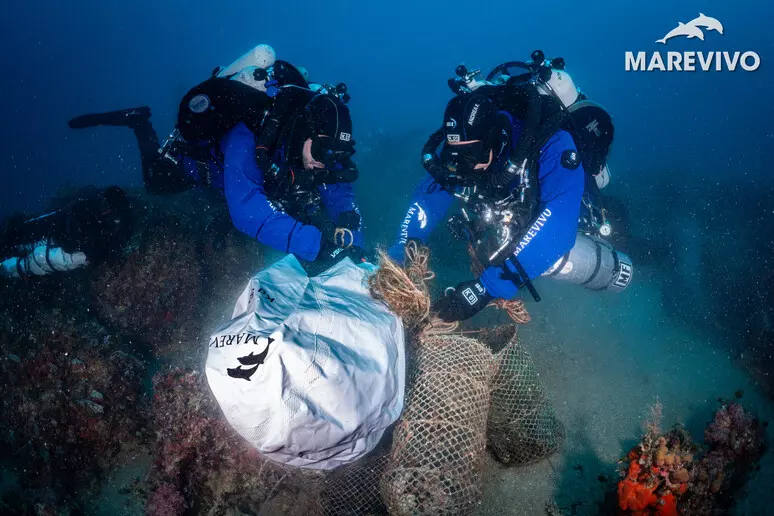 Siracusa, recuperata una rete fantasma di 3 chilometri dai fondali del Plemmirio