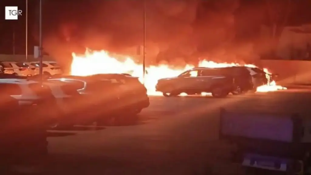 Incendio nel piazzale di Sicily by Car a Carini: distrutte una decina di auto