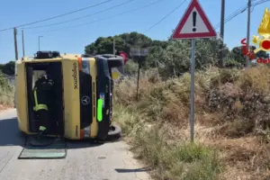 Scuolabus si ribalta a Mazara del Vallo: tredici feriti, otto sono bambini