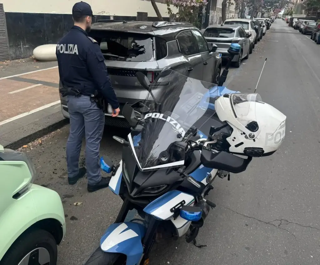 Distrugge i vetri delle auto e ruba all’interno dei veicoli: arrestato dalla Polizia