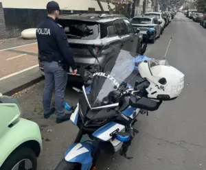 Distrugge i vetri delle auto e ruba all’interno dei veicoli: arrestato dalla Polizia