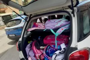 Trasforma una Fiat 500L in scuolabus abusivo: trovati 14 minorenni a bordo a Palermo