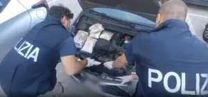 Intercettati in autostrada con quasi 28 chili di droga: arrestati due corrieri