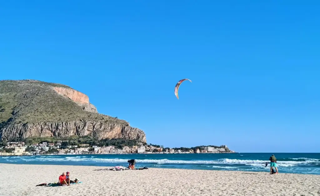 Mondello, il Comune “naviga a vista”: 300mila euro fino a fine maggio
