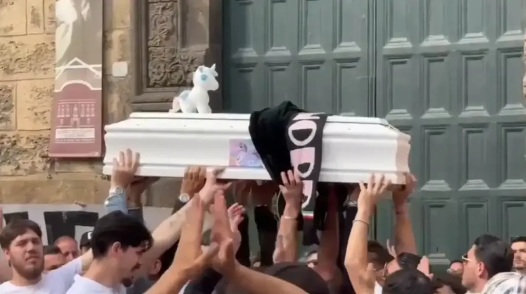 Cattedrale gremita per l’ultimo abbraccio ad Alessia, piccola tifosa rosanero