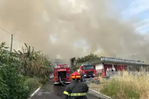 Vasto incendio alla Timpa di Canalicchio, fiamme vicino alle abitazioni