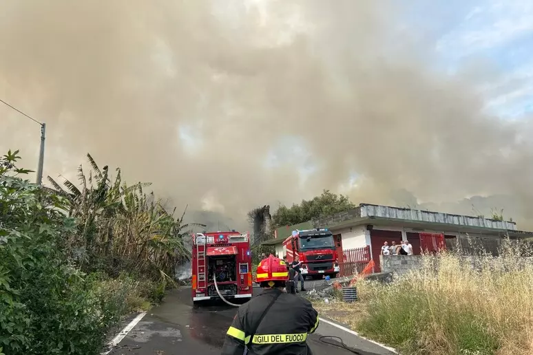 Vasto incendio alla Timpa di Canalicchio, fiamme vicino alle abitazioni