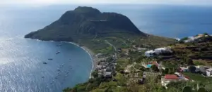 Filicudi, bimba scrive a Giorgia Meloni: “Non voglio lasciare la mia isola per andare a scuola”