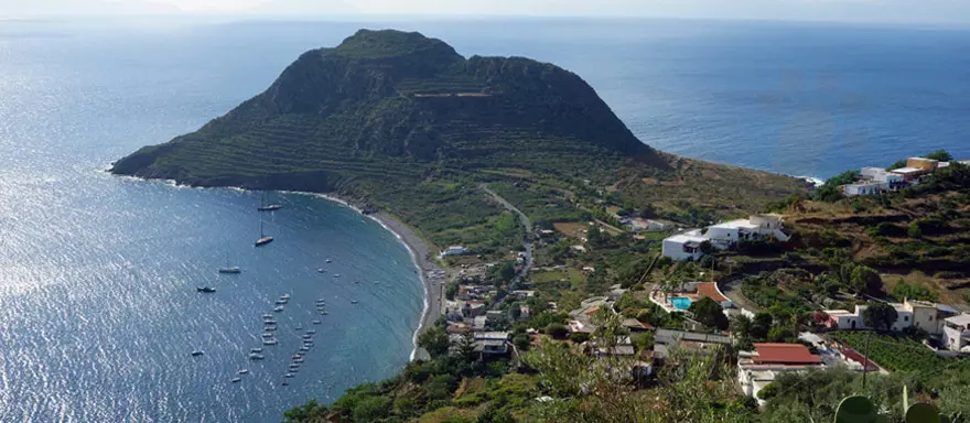 Filicudi, bimba scrive a Giorgia Meloni: “Non voglio lasciare la mia isola per andare a scuola”