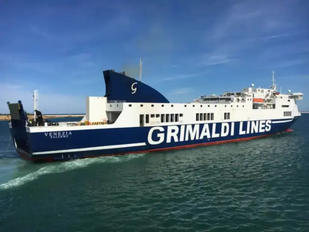 Traghetti, stangata d’estate: prezzi fino al 30% in più, la tratta Livorno-Palermo sfiora i 1.500 euro