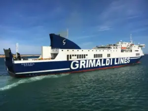Traghetti, stangata d’estate: prezzi fino al 30% in più, la tratta Livorno-Palermo sfiora i 1.500 euro