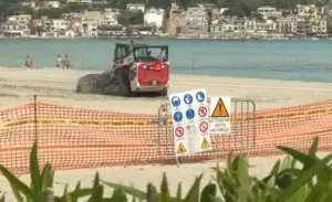 Mondello, la Italo-Belga pulisce la spiaggia in attesa della sentenza
