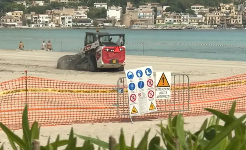 Mondello, la Italo-Belga pulisce la spiaggia in attesa della sentenza