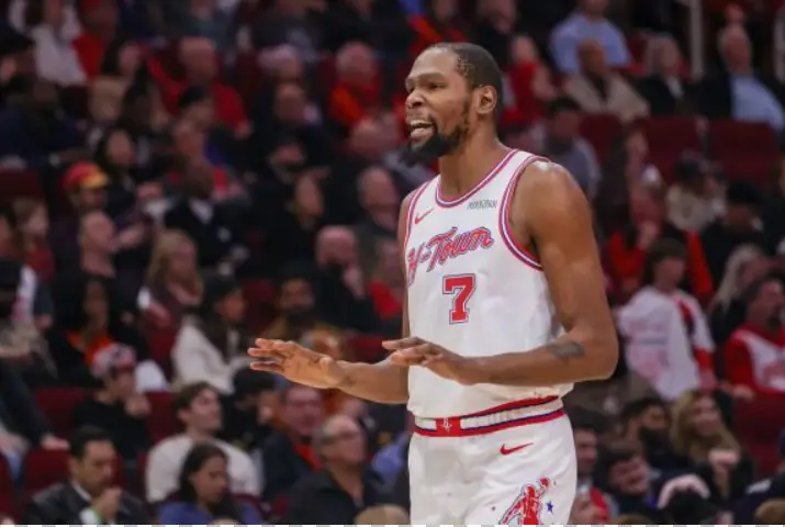 Durant guida i Rockets a Orlando, Knueppel stabilisce un record da rookie per Charlotte