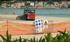 Mondello, la Italo-Belga pulisce la spiaggia in attesa della sentenza