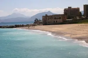 Pulizia delle spiagge di Costa Sud e Arenella: interventi dopo i danni del ciclone Harry