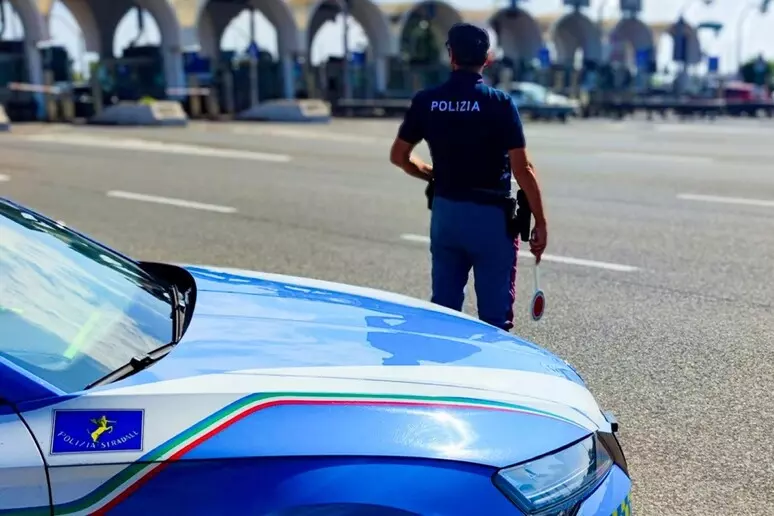 Tragedia sull’A18 Messina–Catania: 30enne muore in galleria, ferita la figlia