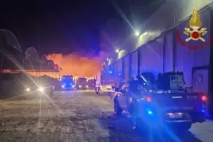 Marsala, incendio alla Sarco, ordinanza del sindaco: “Finestre e porte chiuse”