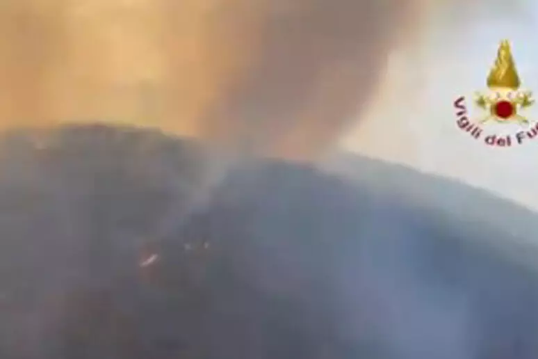 Incendio a Montagna Grande, in azione canadair ed elicotteri per fermare le fiamme