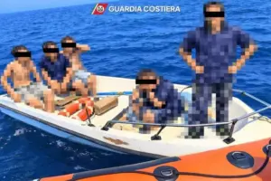 Cinque minorenni in difficoltà al largo del porto di Trapani, salvati dalla Guardia costiera