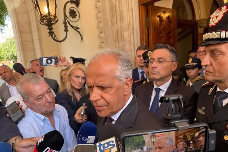 Piantedosi a Palermo: “In arrivo 90 unità tra polizia e carabinieri, servono più denunce”