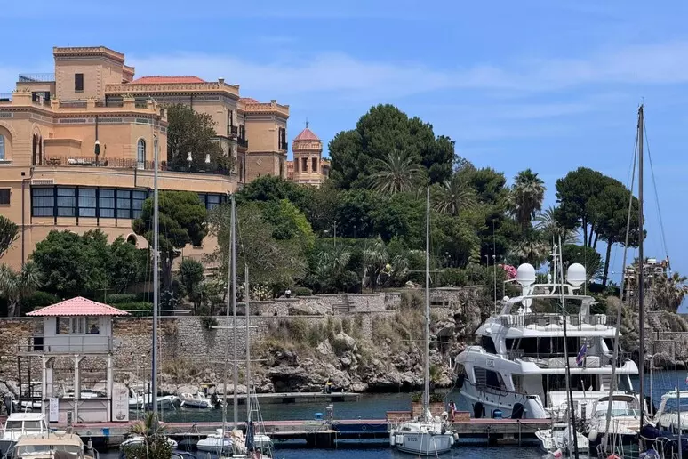 Dua Lipa e Callum Turner, nozze in Sicilia: soggiorno blindato tra yacht, Villa Igiea e partenze vip