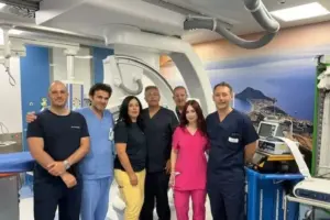 Infarto dopo il parto, salvata con un trapianto di cuore: mamma riabbraccia il figlio