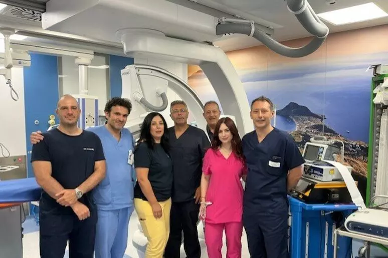 Infarto dopo il parto, salvata con un trapianto di cuore: mamma riabbraccia il figlio