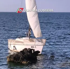 Due ore in mare aggrappato a un segnalamento da pesca: salvato dalla Guardia Costiera