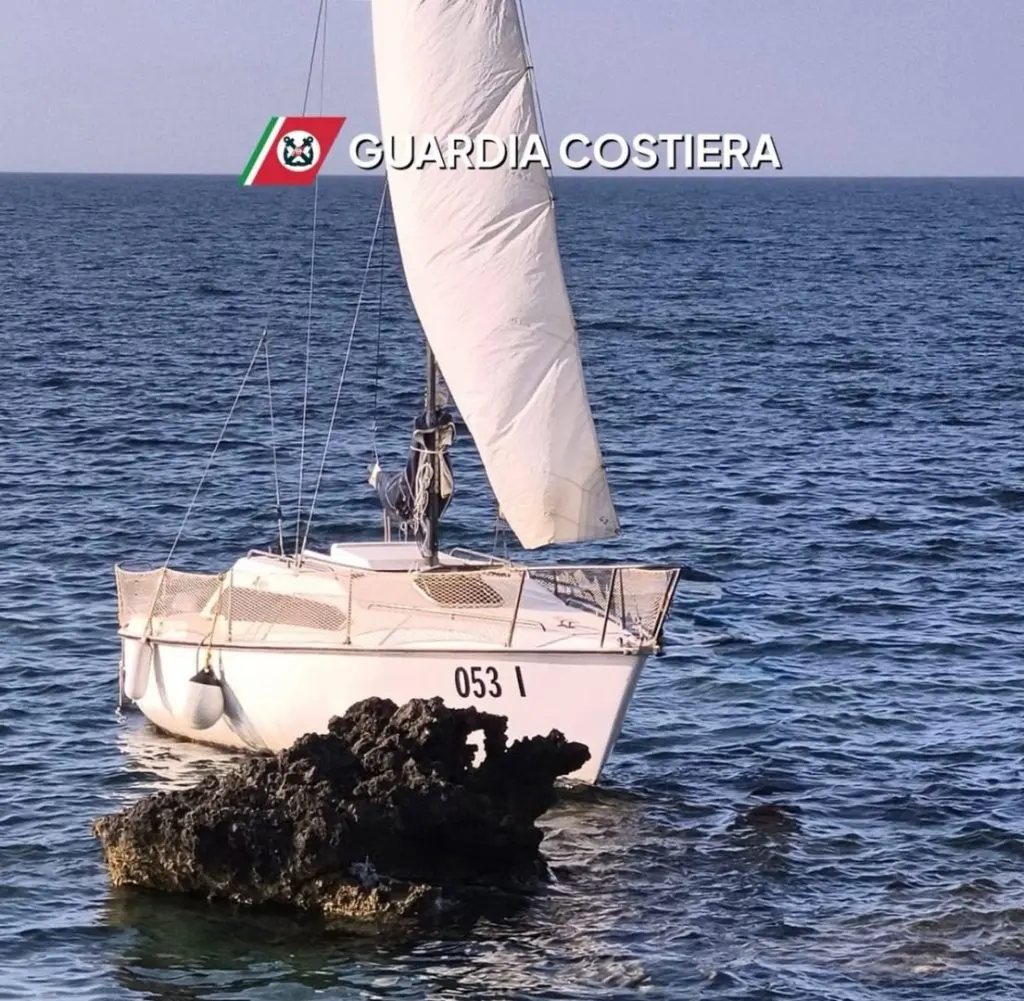 Due ore in mare aggrappato a un segnalamento da pesca: salvato dalla Guardia Costiera