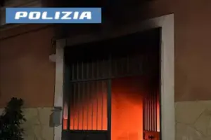 Incendio in palazzo a Catania, polizia salva sette persone e due cagnolini