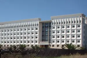 Bambina contesa con la madre biologica: divieto di incontro per una coppia affidataria
