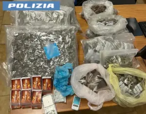 Catania, nasconde oltre 5 chili di droga in casa: arrestato 21enne a Picanello