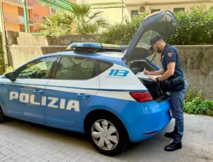 Pedala scalzo e senza casco sulla tangenziale di Catania: individuato e multato