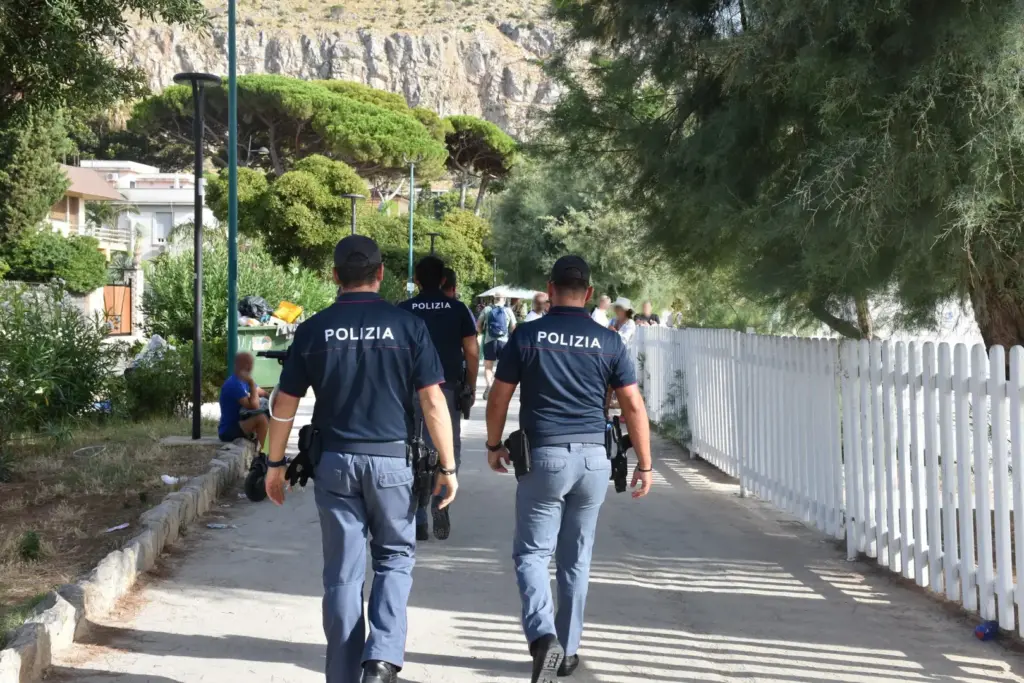Controlli a Mondello: arrestati due autori di furti in spiaggia, recuperata refurtiva