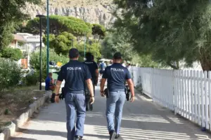 Controlli a Mondello: arrestati due autori di furti in spiaggia, recuperata refurtiva