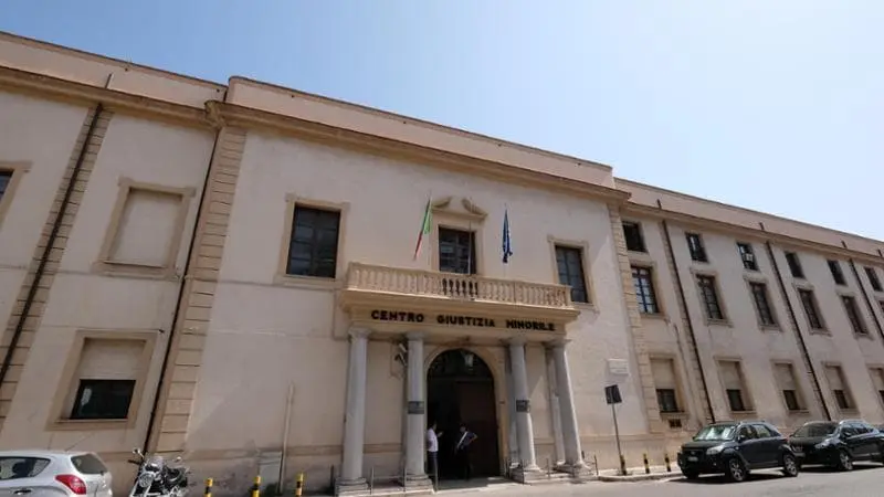 Dodicenne tenta di accoltellare il professore, Procura indaga per istigazione