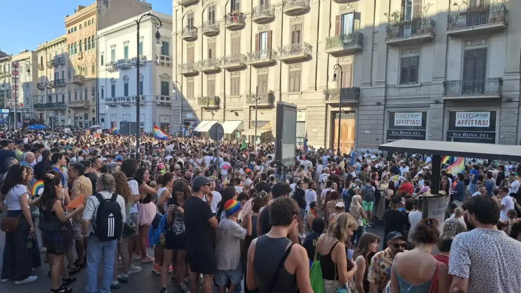 Palermo Pride 2026, migliaia in corteo per le vie della città: “Liberiamo il desiderio”