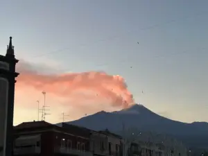 Etna, nuova attività effusiva nell’Alta Valle del Bove: colata lavica a 3.000 metri