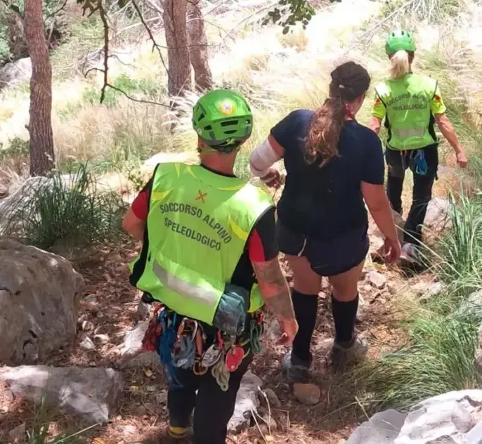 Monte Gallo, 16enne dispersa e ferita: salvata dopo una scivolata su un sentiero abbandonato