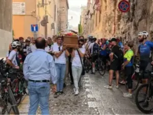 Centinaia di bici per l’ultimo saluto a Mirela Nicoleta Rusu la ciclista uccisa da un’auto