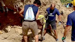 Monopattini sepolti nella sabbia e oltre due tonnellate di rifiuti sulle spiagge
