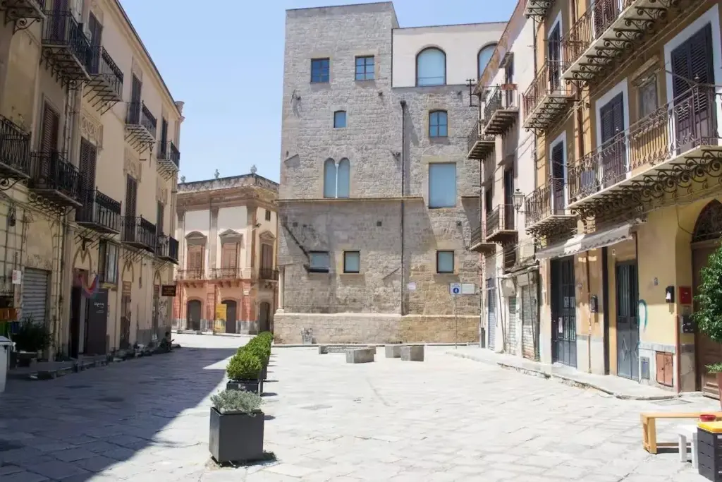 Palermo, blitz della Guardia di Finanza: 17 negozi chiusi nel centro storico