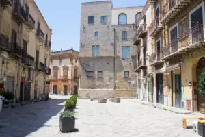 Palermo, blitz della Guardia di Finanza: 17 negozi chiusi nel centro storico