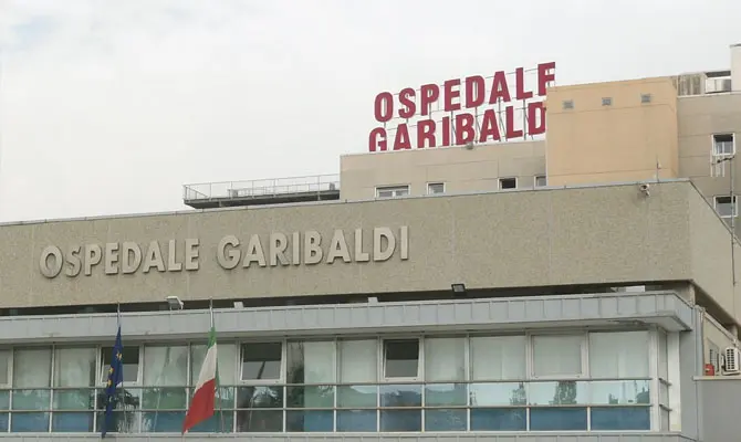 Catania, muore la 49enne aggredita in casa: si aggrava la posizione del marito arrestato