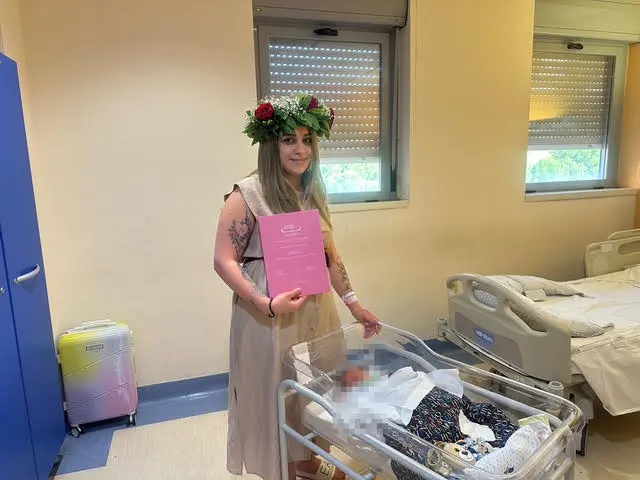 Messina, 26enne si laurea in ospedale a meno di 48 ore dal parto